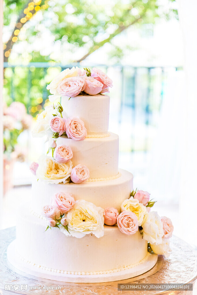 三层鲜花装饰精美婚礼蛋糕