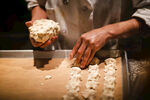 厨师手工制作面点过程