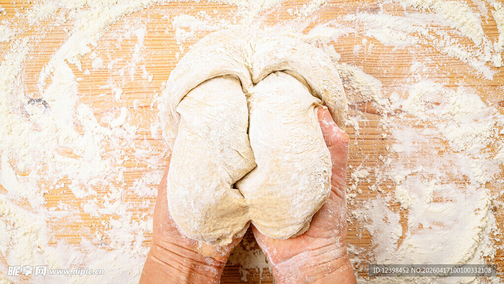 双手揉制的新鲜面团