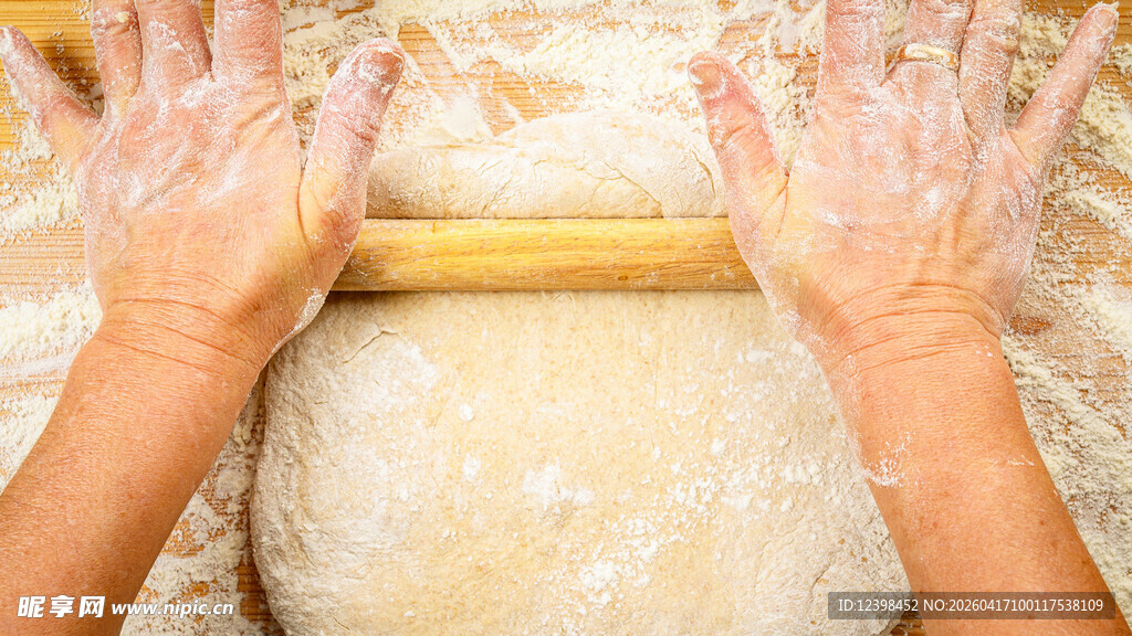 双手擀面场景