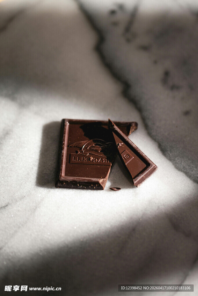 巧克力块置于大理石台面上