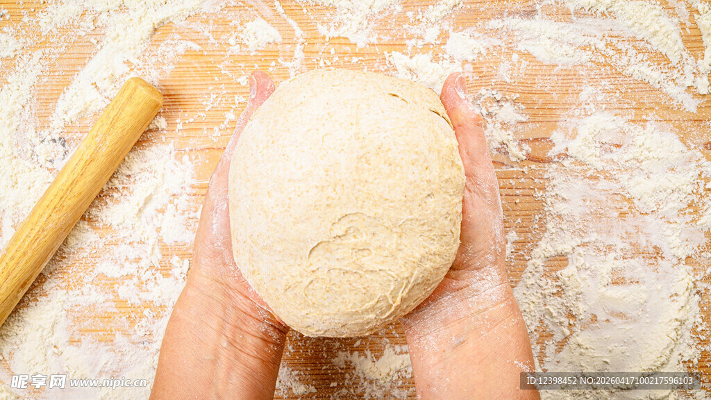 双手捧起的新鲜面团