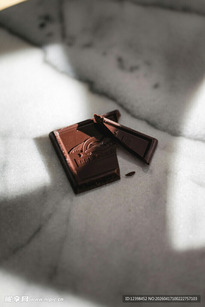 大理石上的美味巧克力