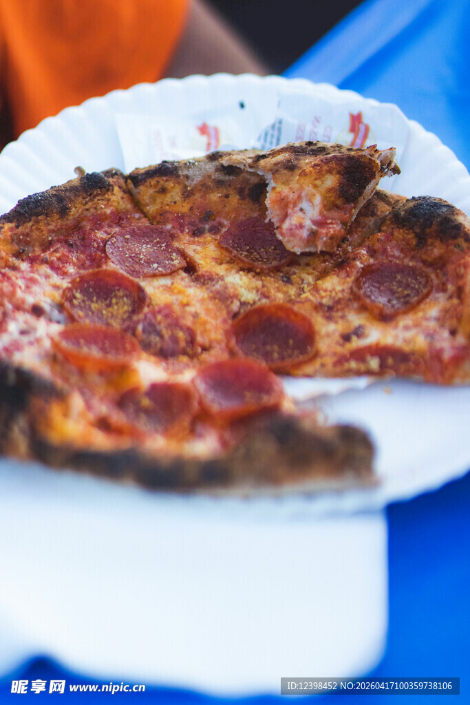 美味意大利辣味香肠披萨