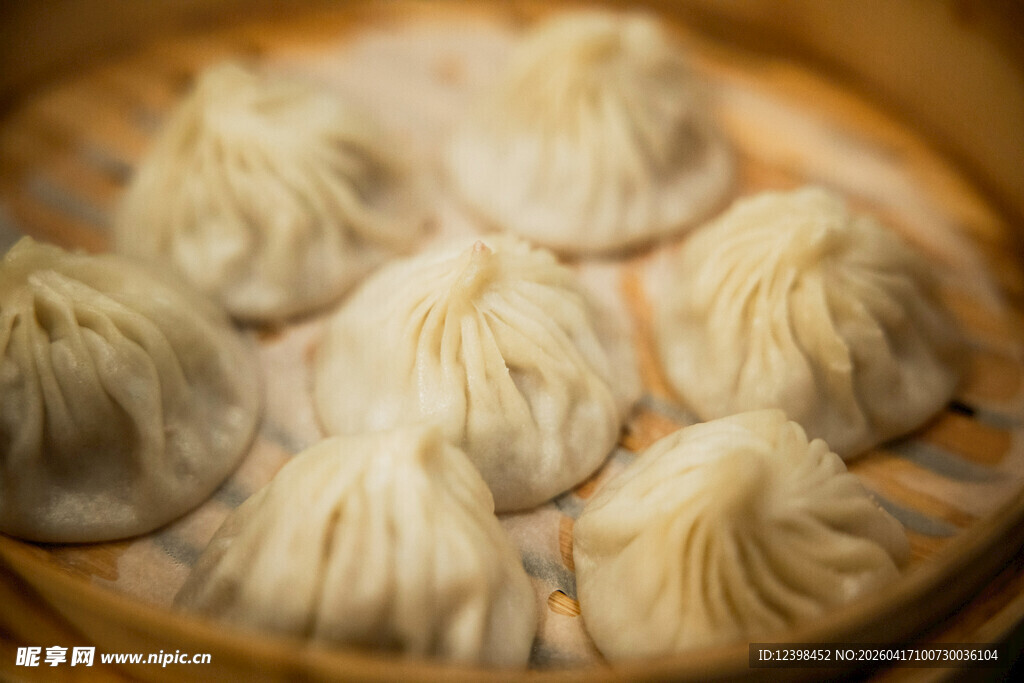 蒸笼里的美味小笼包