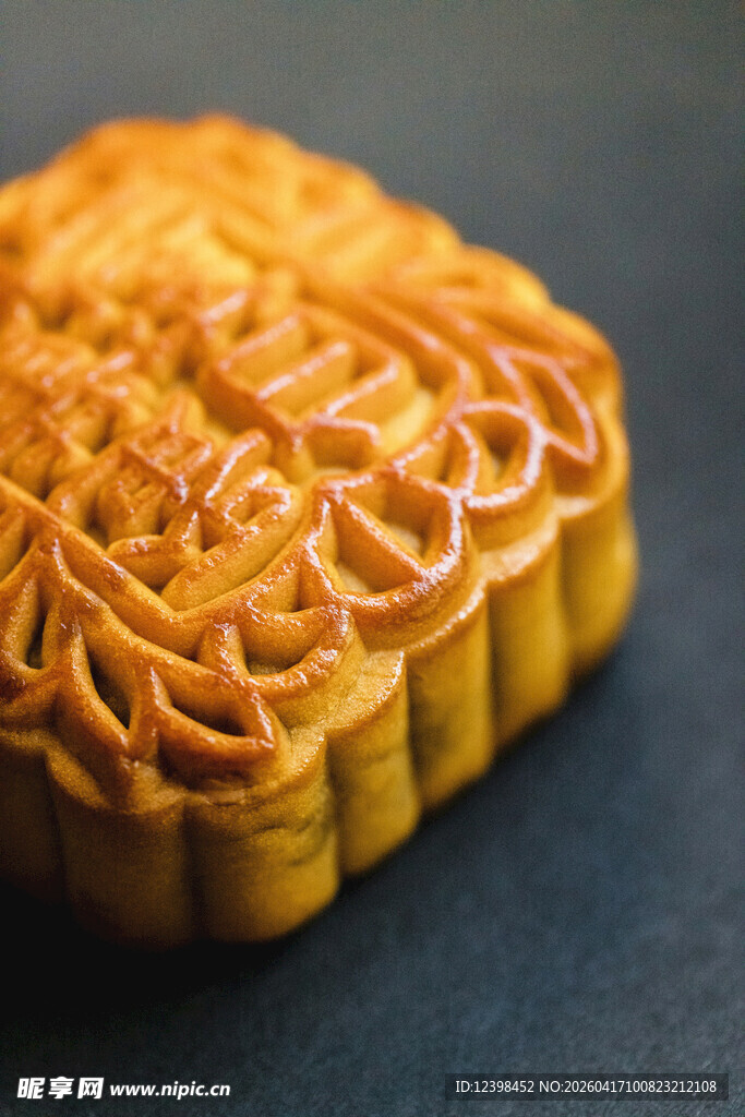 传统花纹月饼特写