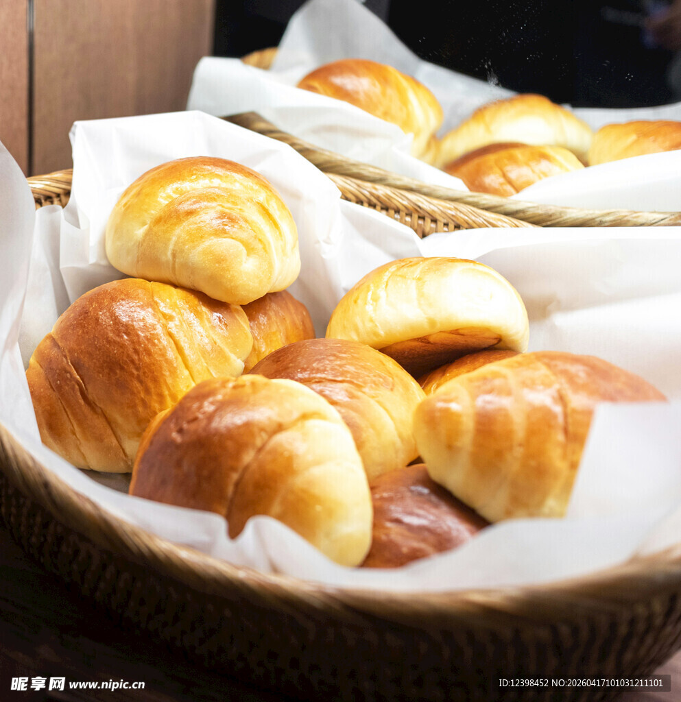 美味面包篮中的新鲜面包