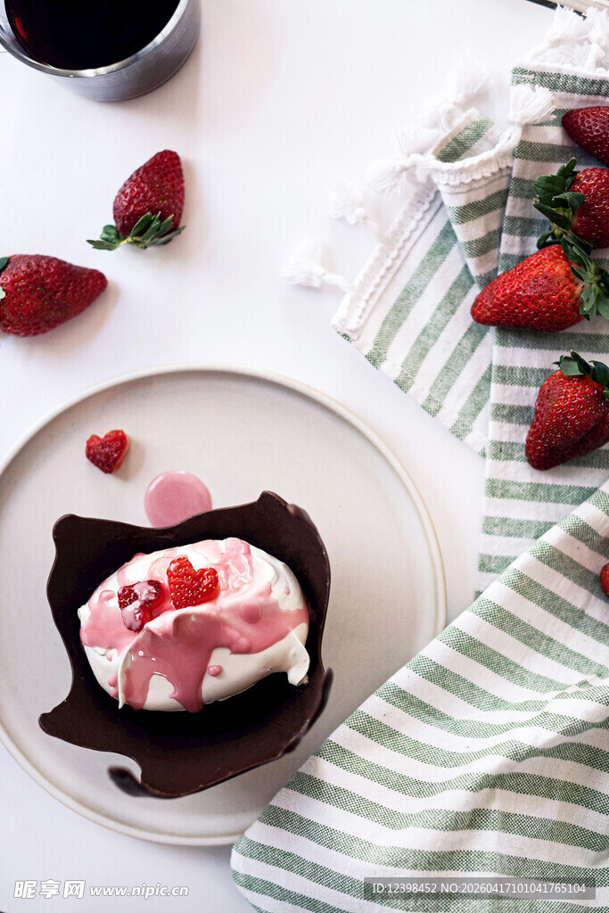 草莓巧克力甜点诱人呈现