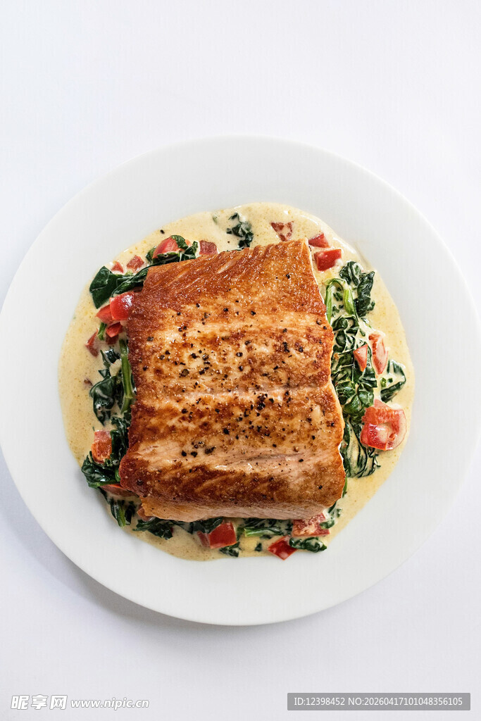 美味烤五花肉配多彩蔬菜