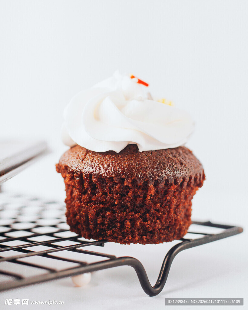 巧克力纸杯蛋糕配奶油