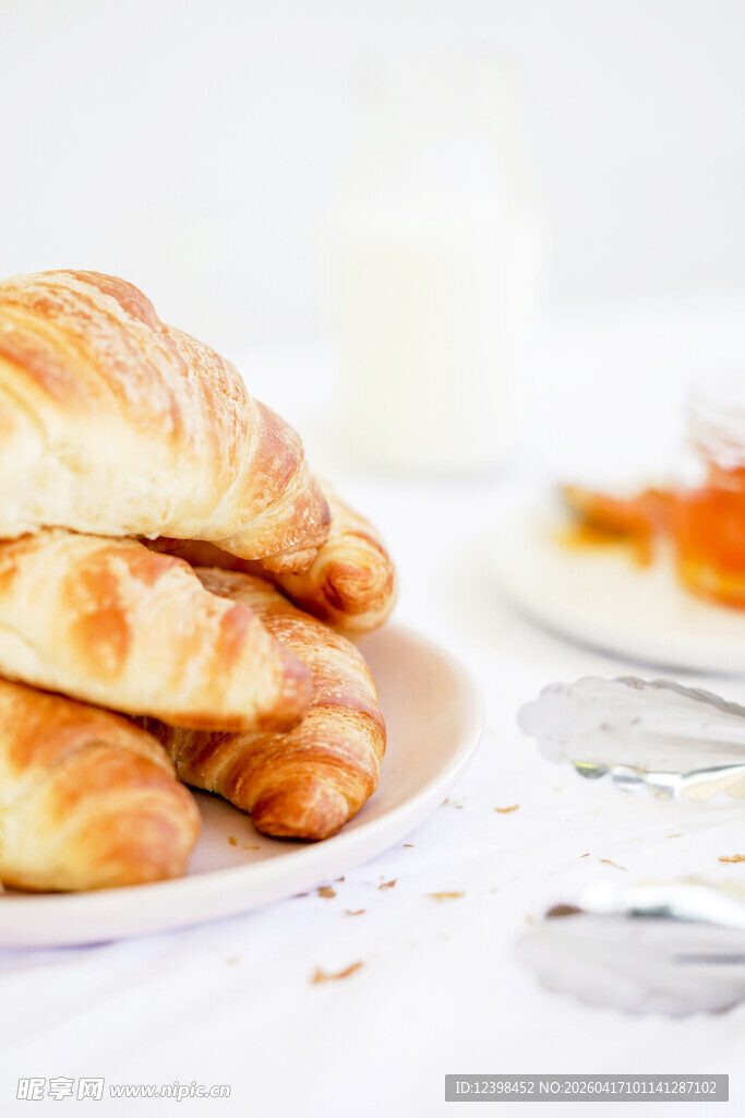 美味牛角面包与早餐搭配