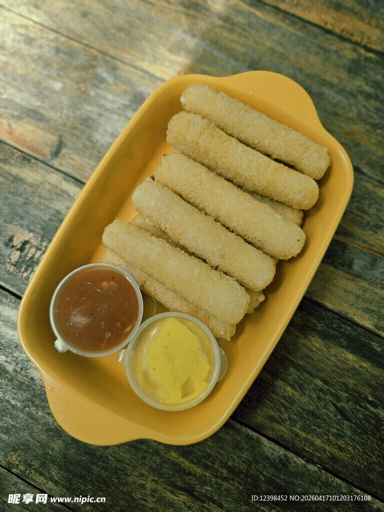 美味春卷配双蘸酱