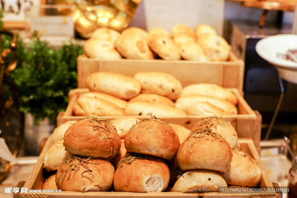 新鲜出炉的美味面包