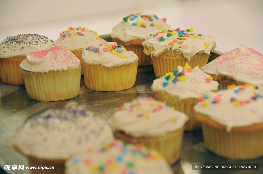 多彩装饰纸杯蛋糕