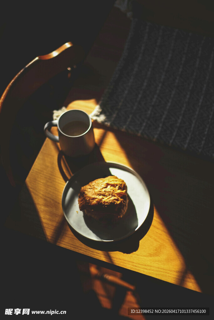 阳光下的咖啡与点心