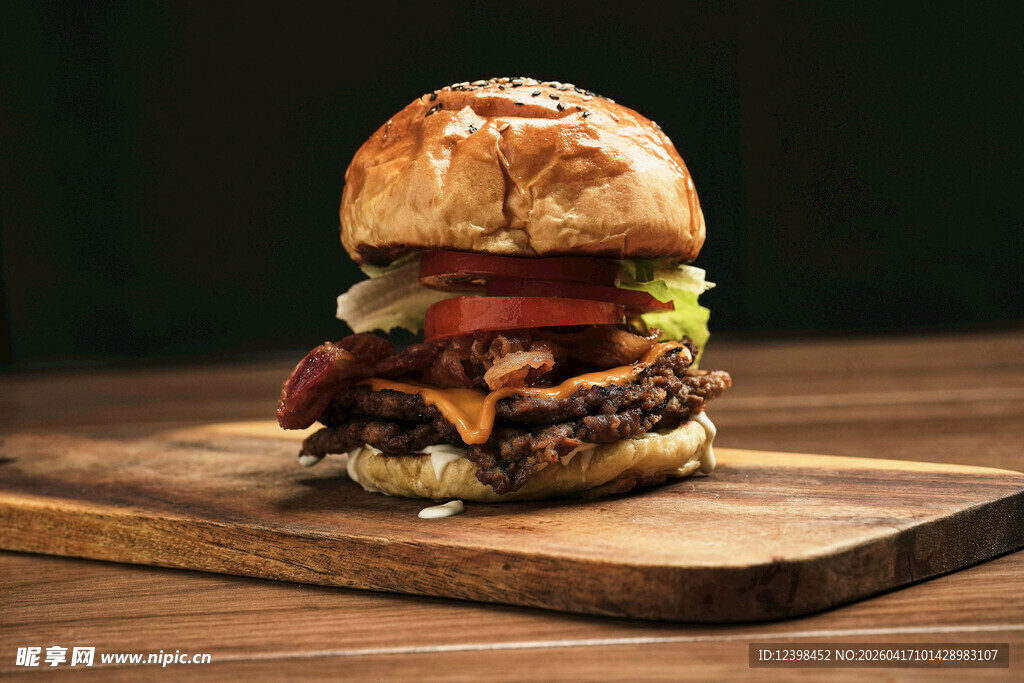 美味多层牛肉汉堡