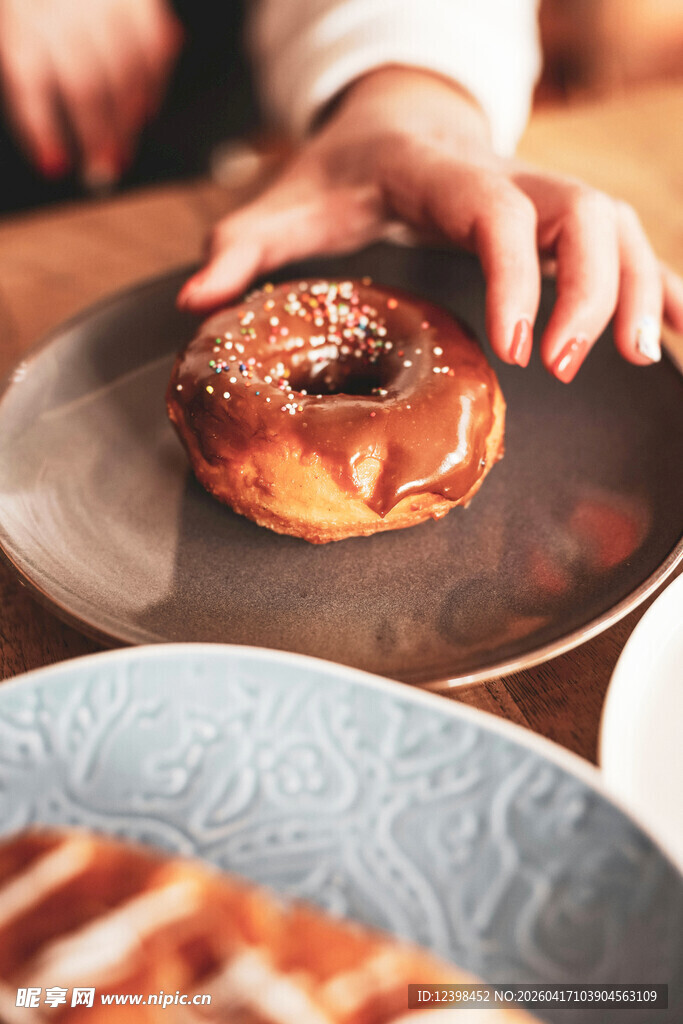 手触美味甜甜圈