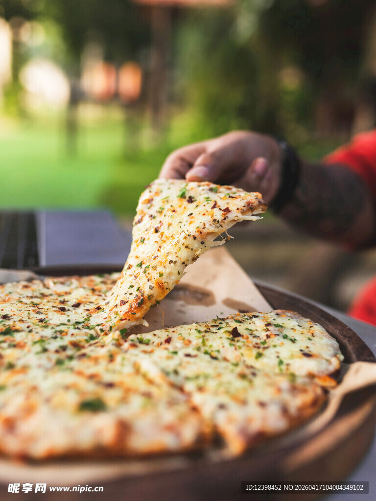 美味披萨被手拿起