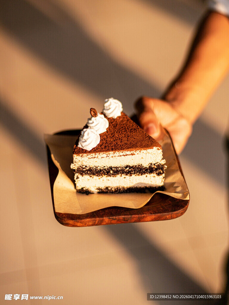 手持美味巧克力蛋糕