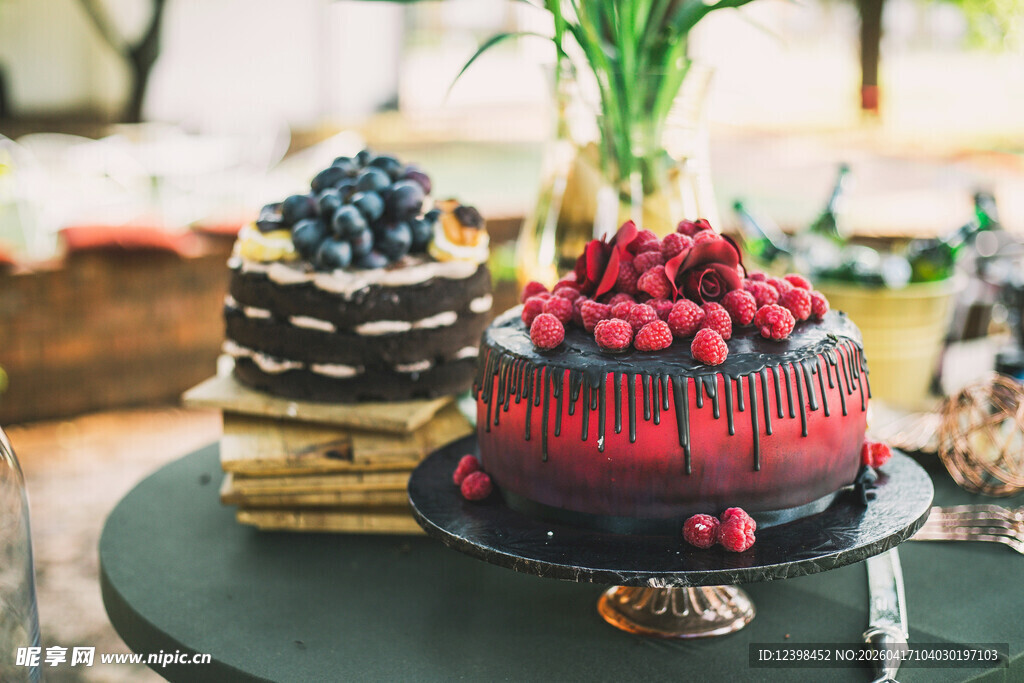 美味浆果蛋糕摆放在桌