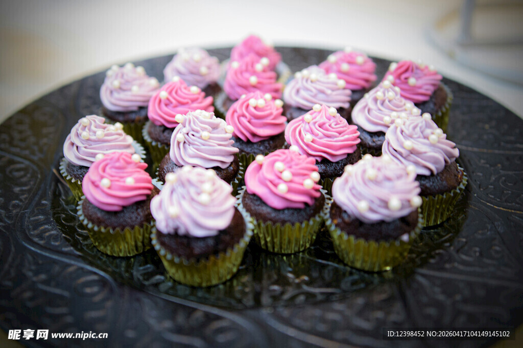 粉色紫色装饰的美味纸杯蛋糕