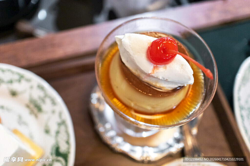 精致分层甜点配樱桃