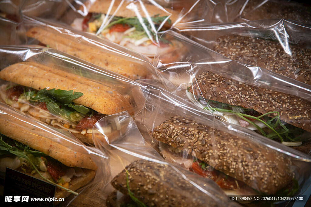 袋装美味三明治与糕点