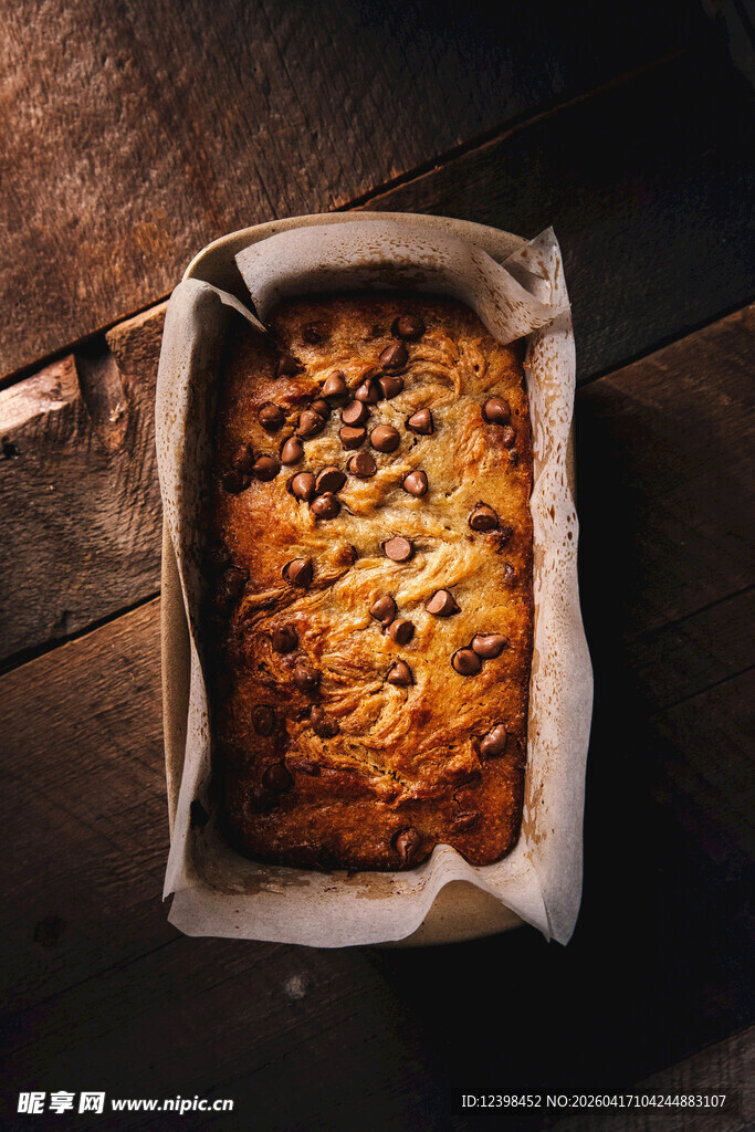 美味果仁蛋糕置于木桌