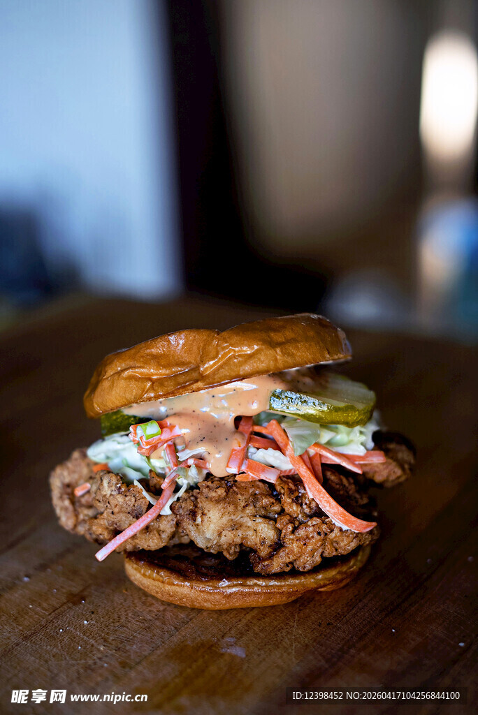 美味多汁的特色汉堡