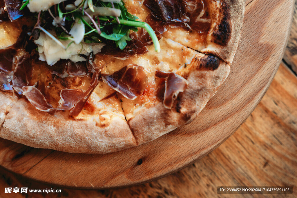 美味芝士披萨置于木盘上