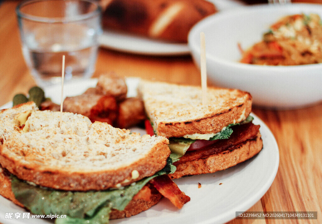 美味三明治与配菜组合