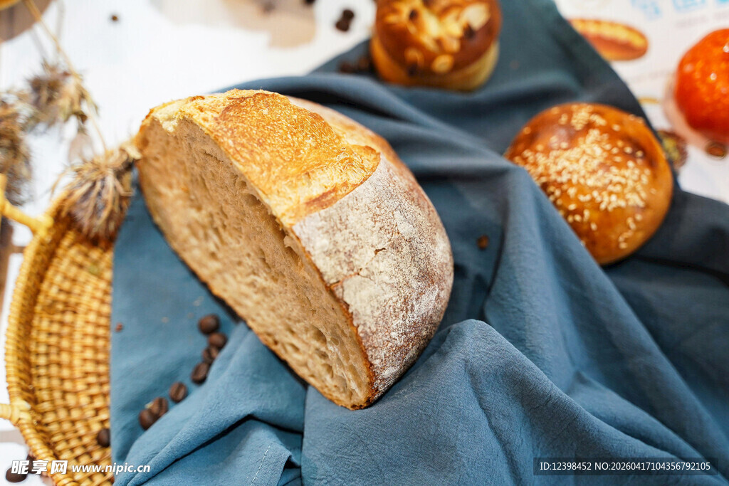 新鲜面包摆放在蓝色布上
