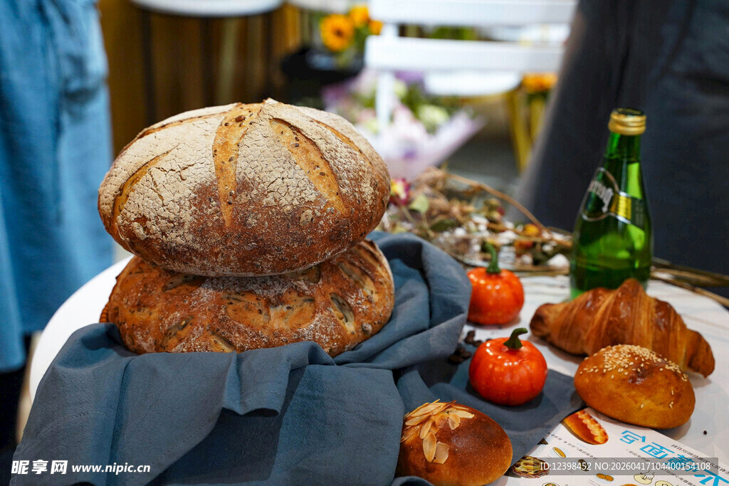 美味面包与新鲜蔬果组合