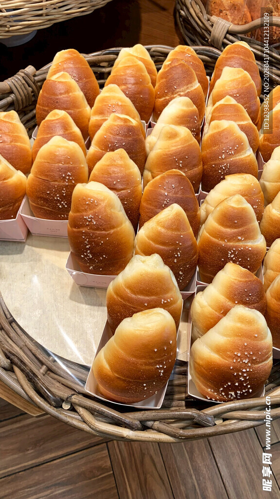 篮子里的美味烘焙小面包