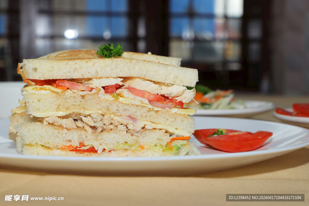 美味多层鸡肉蔬菜三明治