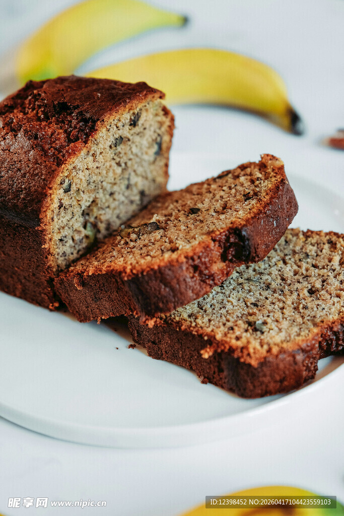 切片香蕉面包摆于盘中
