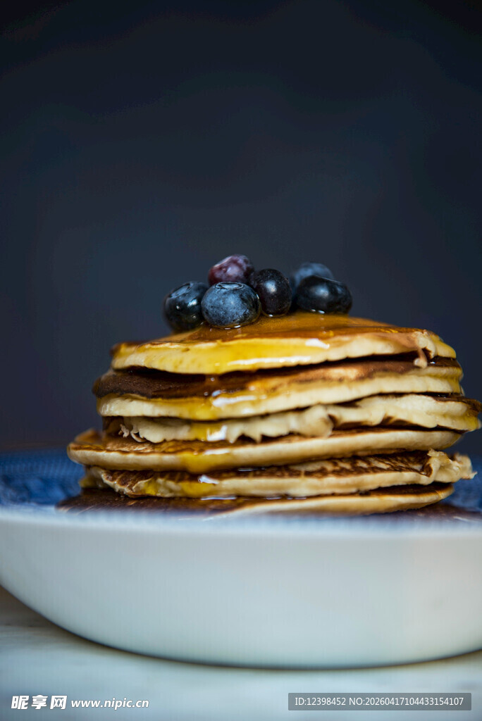 蓝莓蜂蜜松饼堆叠