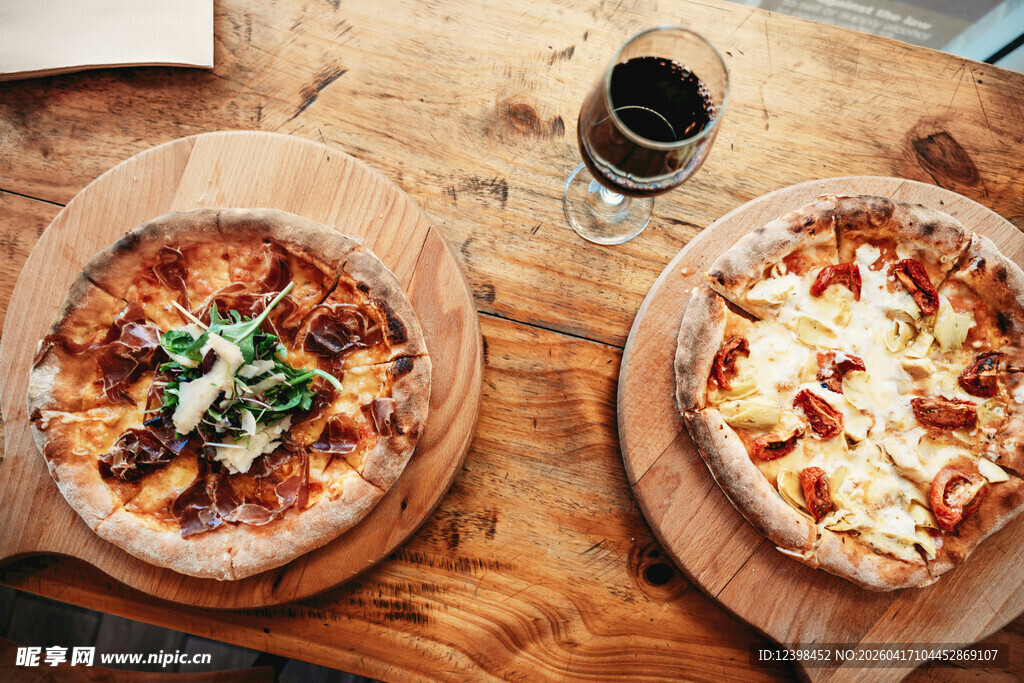 美味双拼披萨配饮品