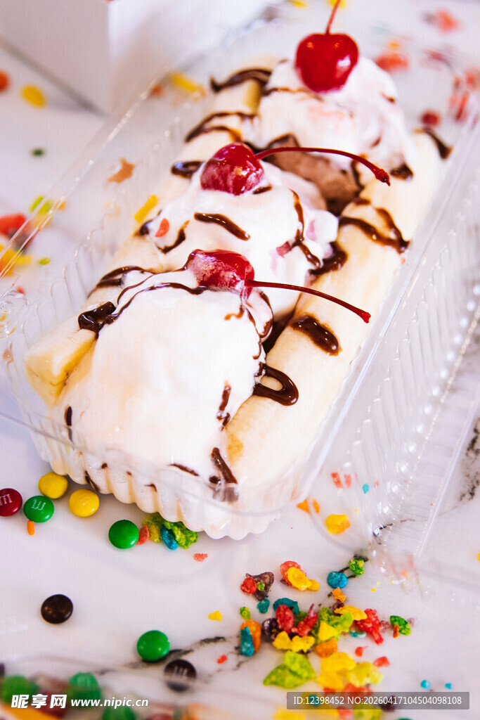 美味樱桃奶油巧克力蛋糕