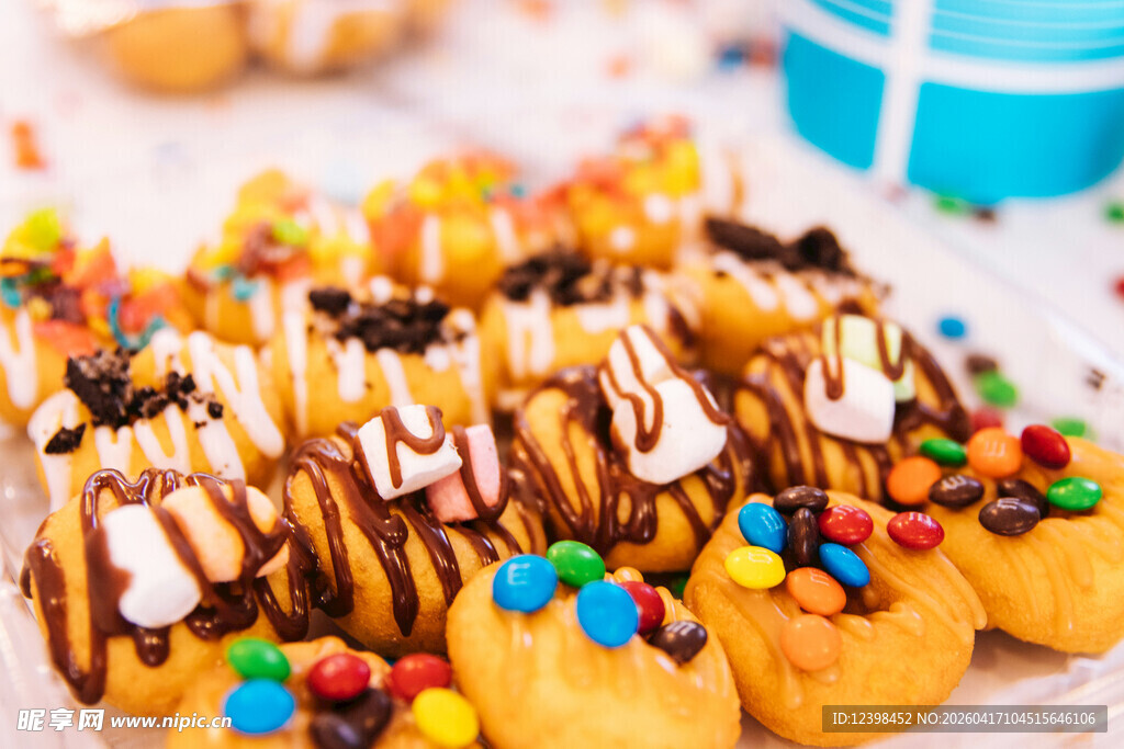 多彩巧克力酱装饰的美味糕点