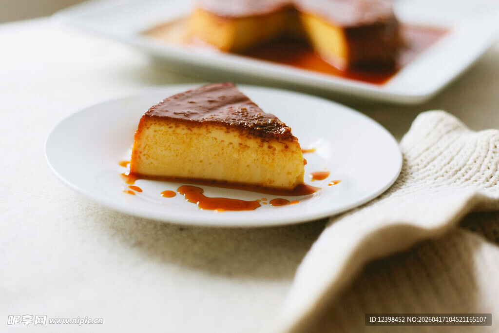美味焦糖布丁摆于盘中