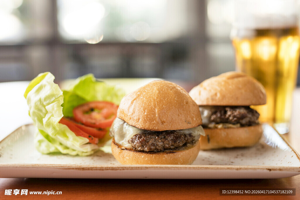 美味迷你汉堡配新鲜蔬菜