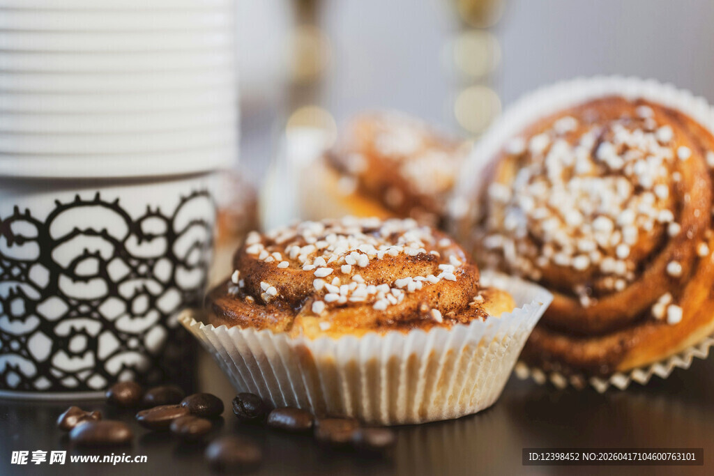 美味松饼与咖啡杯的组合