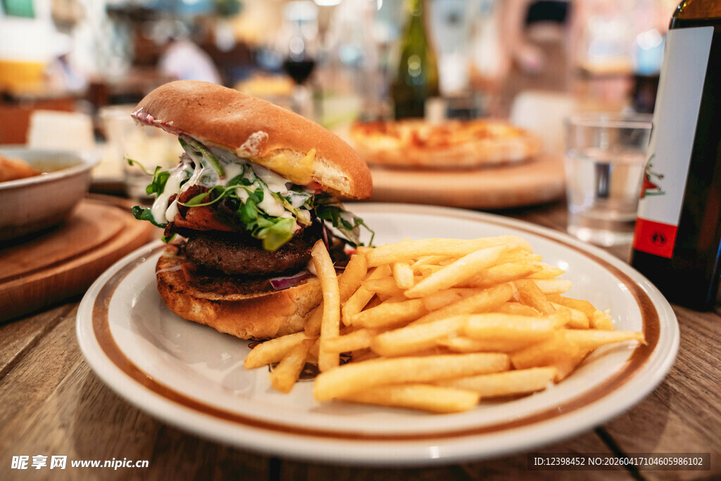 美味汉堡配薯条诱人餐食