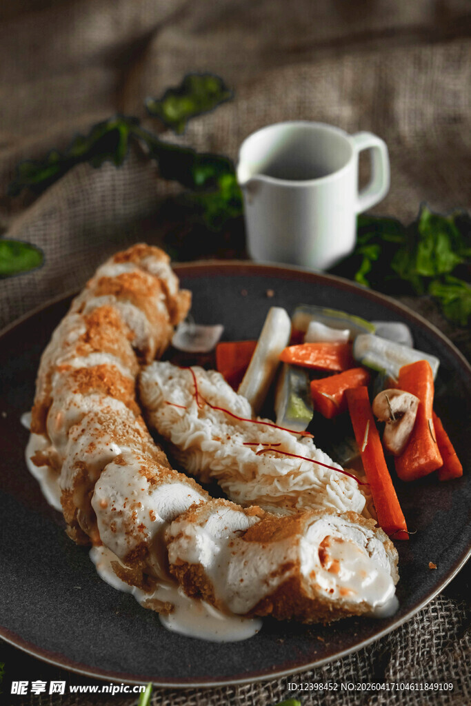 美味香肠配蔬菜与咖啡