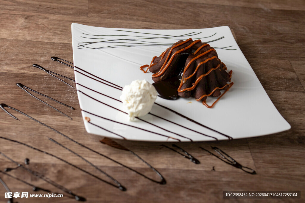 巧克力甜点配奶油装饰
