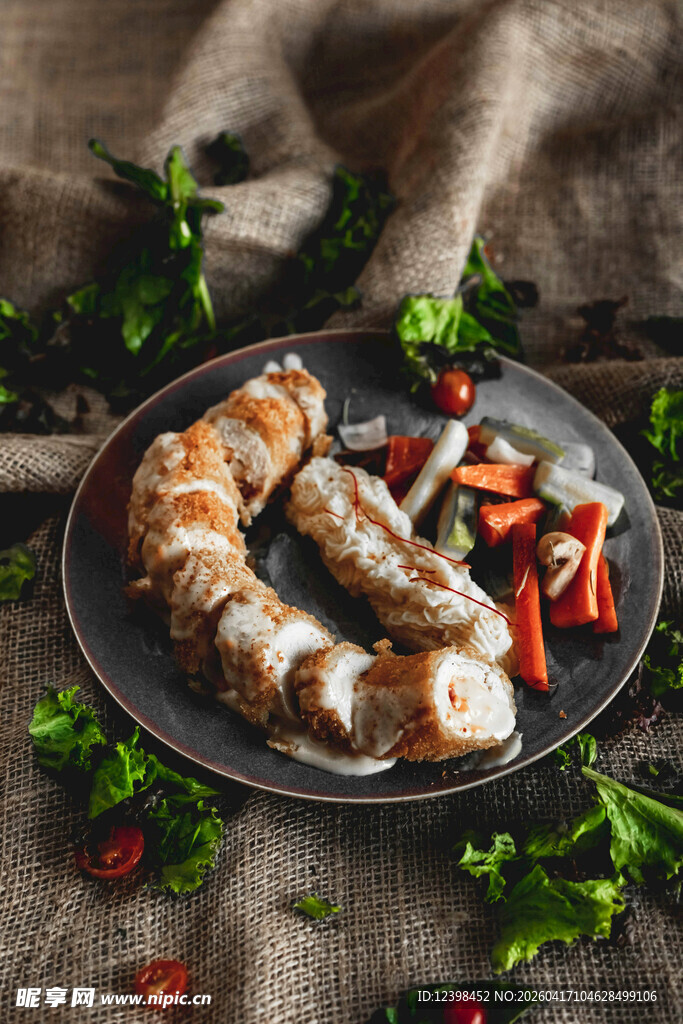 烤肠与蔬菜的美味组合