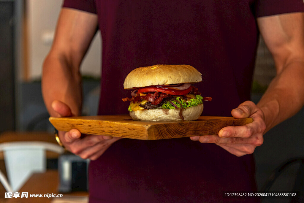 手持美味汉堡展示
