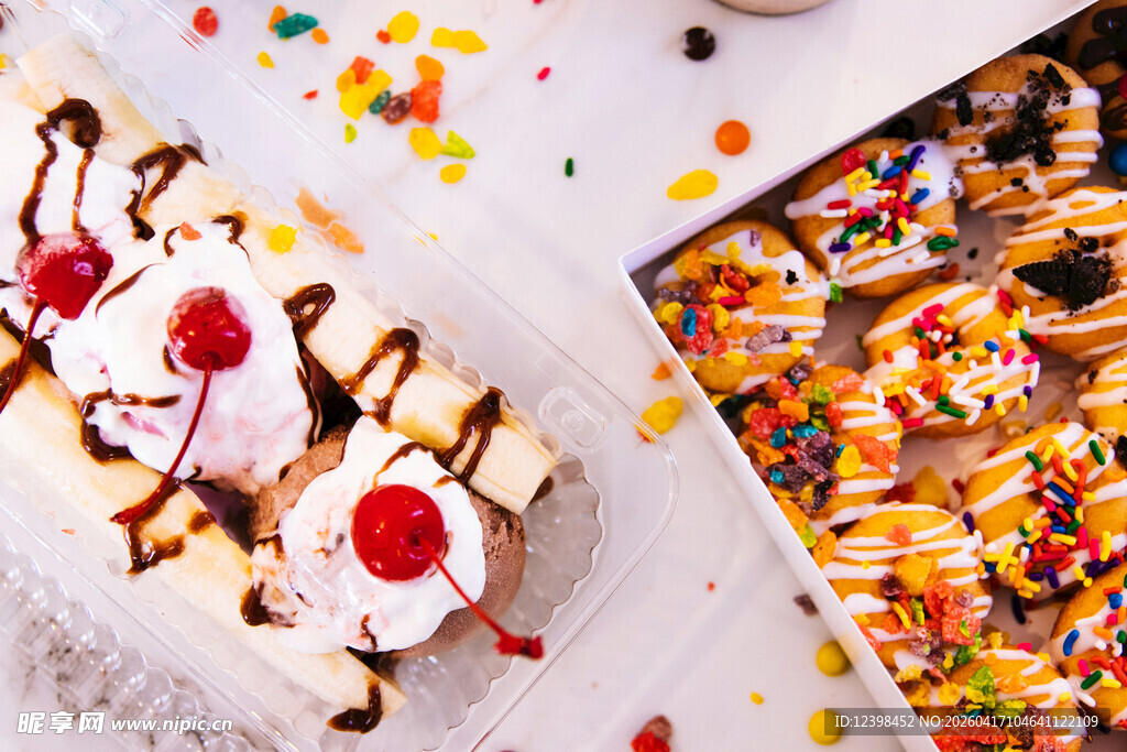 美味甜点与多彩糖果