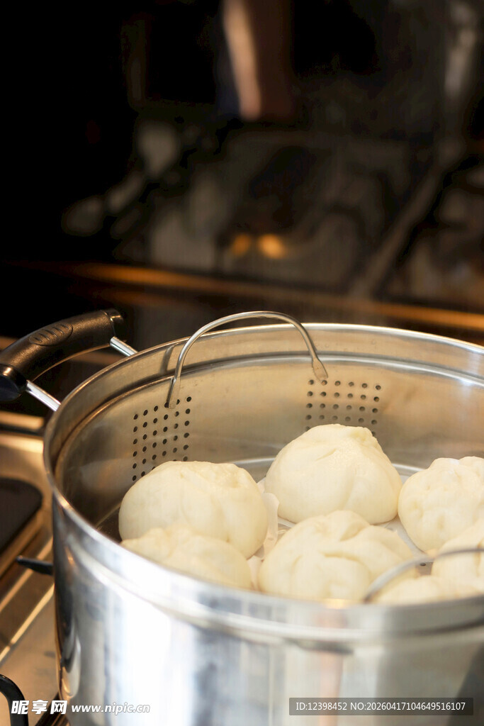 锅中蒸制的美味白馒头